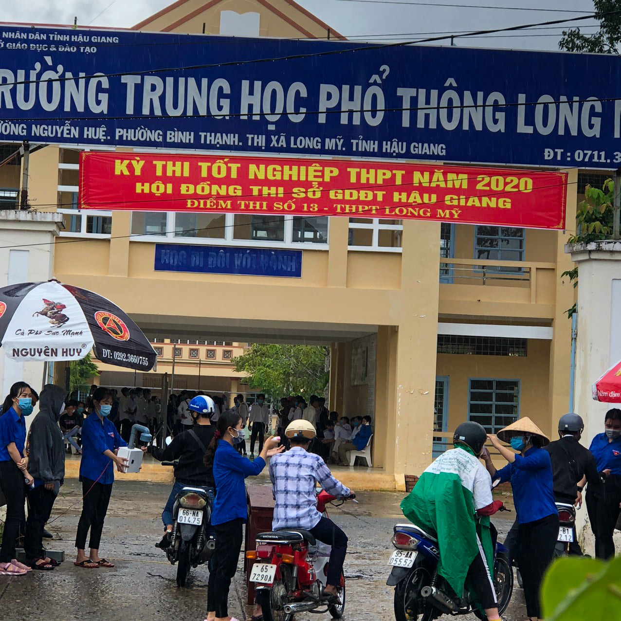 Cảm động tình nguyện viên dầm mưa hỗ trợ thí sinh thi tốt nghiệp THPT ảnh 12