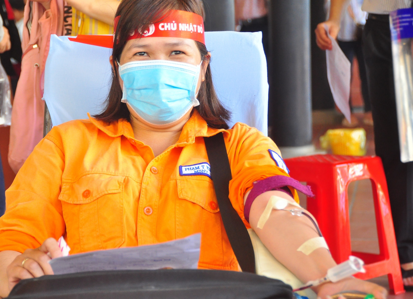 Nữ chiến sĩ công an sôi nổi trong ngày hội hiến máu Chủ nhật Đỏ ảnh 11