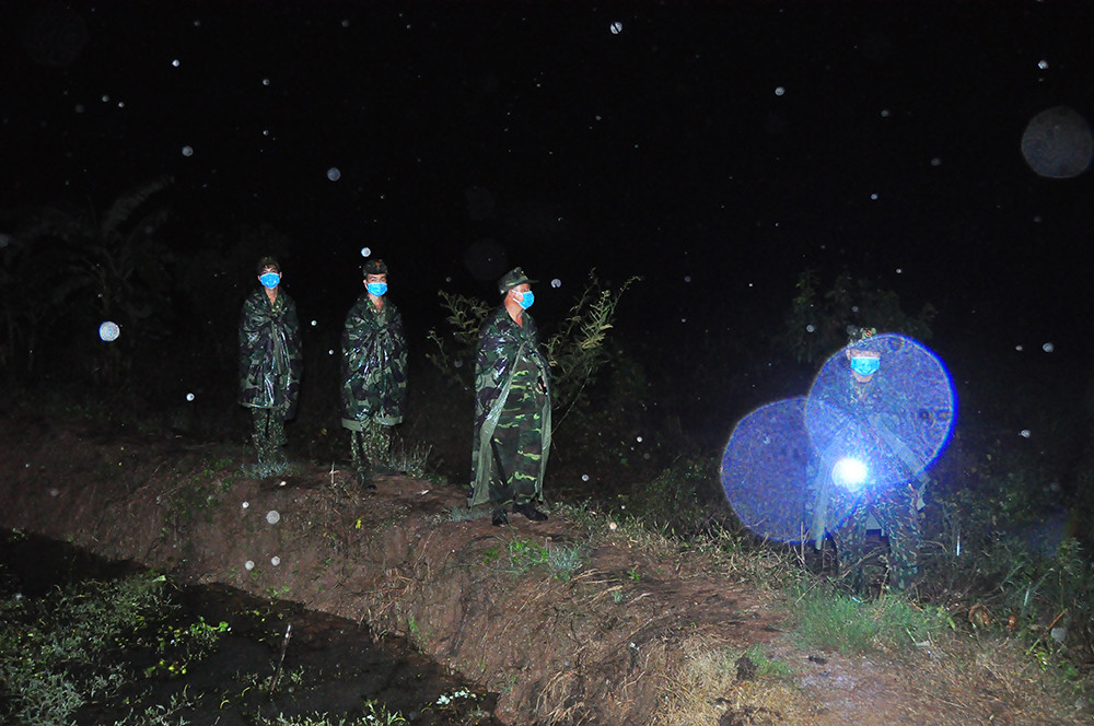 Chiến sỹ biên phòng trắng đêm phòng dịch nơi cửa ngõ biên cương ảnh 5