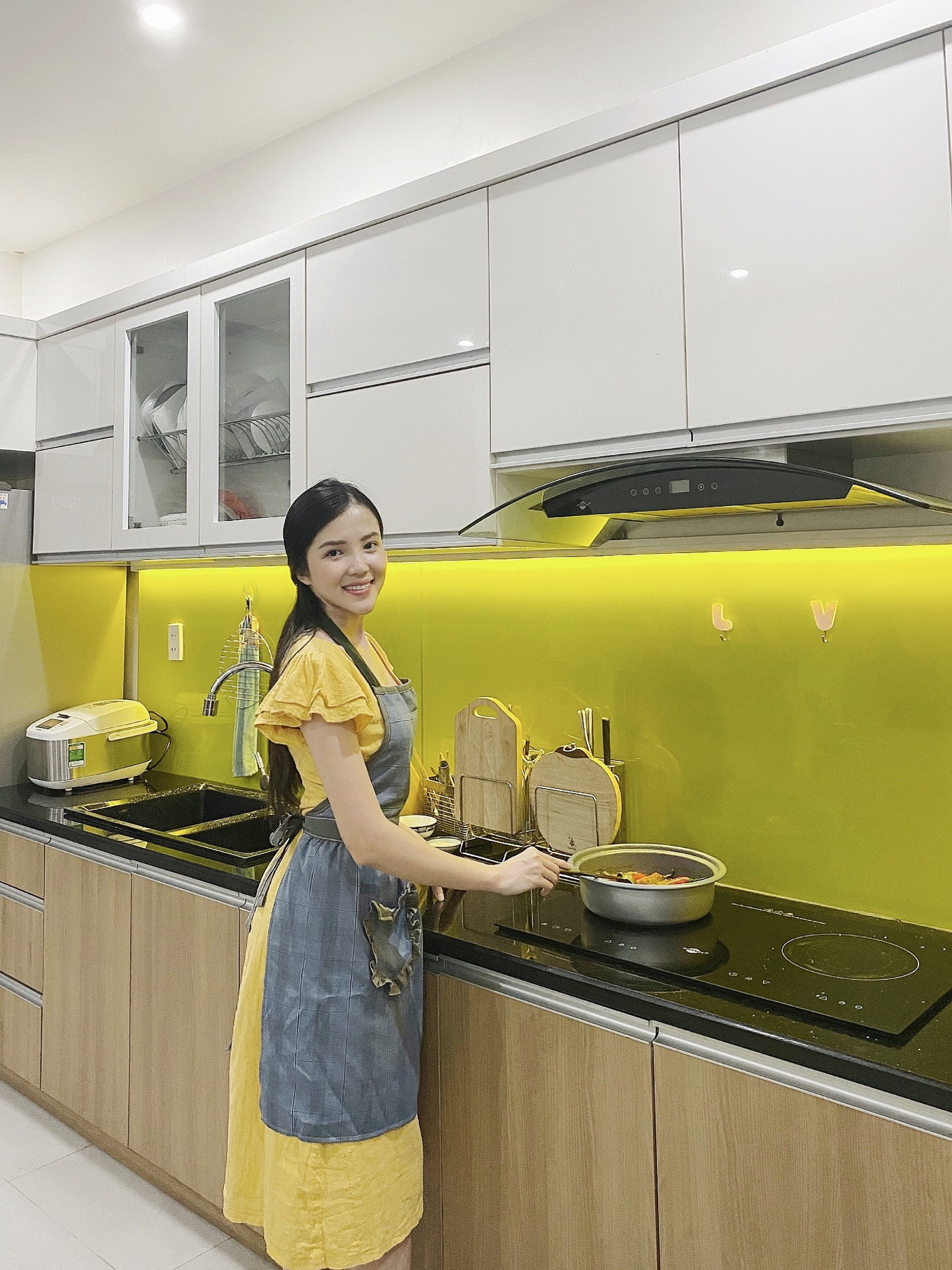 Hoa khôi Huỳnh Thúy Vi khơi dậy niềm đam mê nấu ăn trong mùa dịch COVID-19 ảnh 2