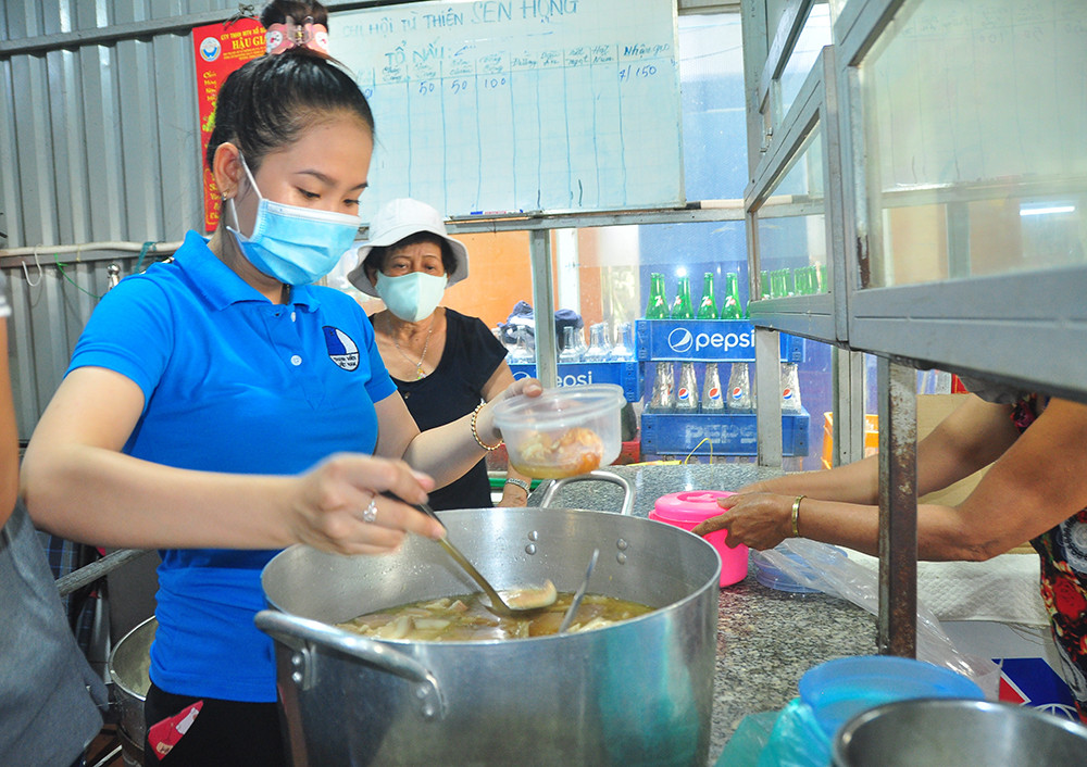 Ấm lòng bữa cơm dành cho bệnh nhân không về quê đón Tết ảnh 4