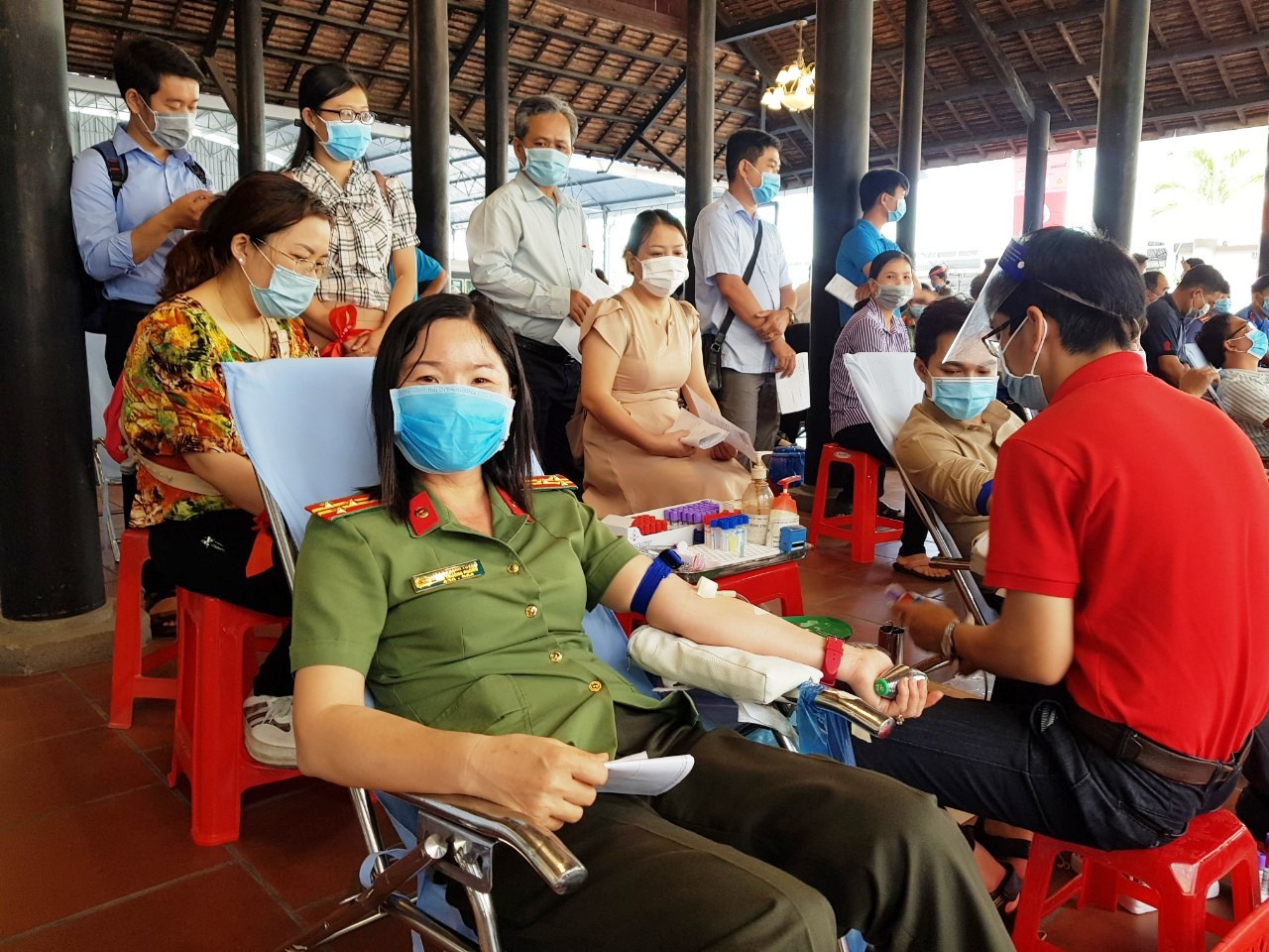 Nữ chiến sĩ công an sôi nổi trong ngày hội hiến máu Chủ nhật Đỏ ảnh 9