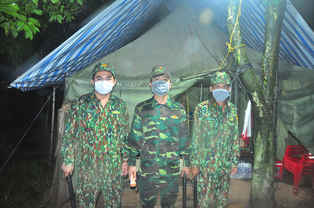 Chiến sỹ biên phòng trắng đêm phòng dịch nơi cửa ngõ biên cương ảnh 12