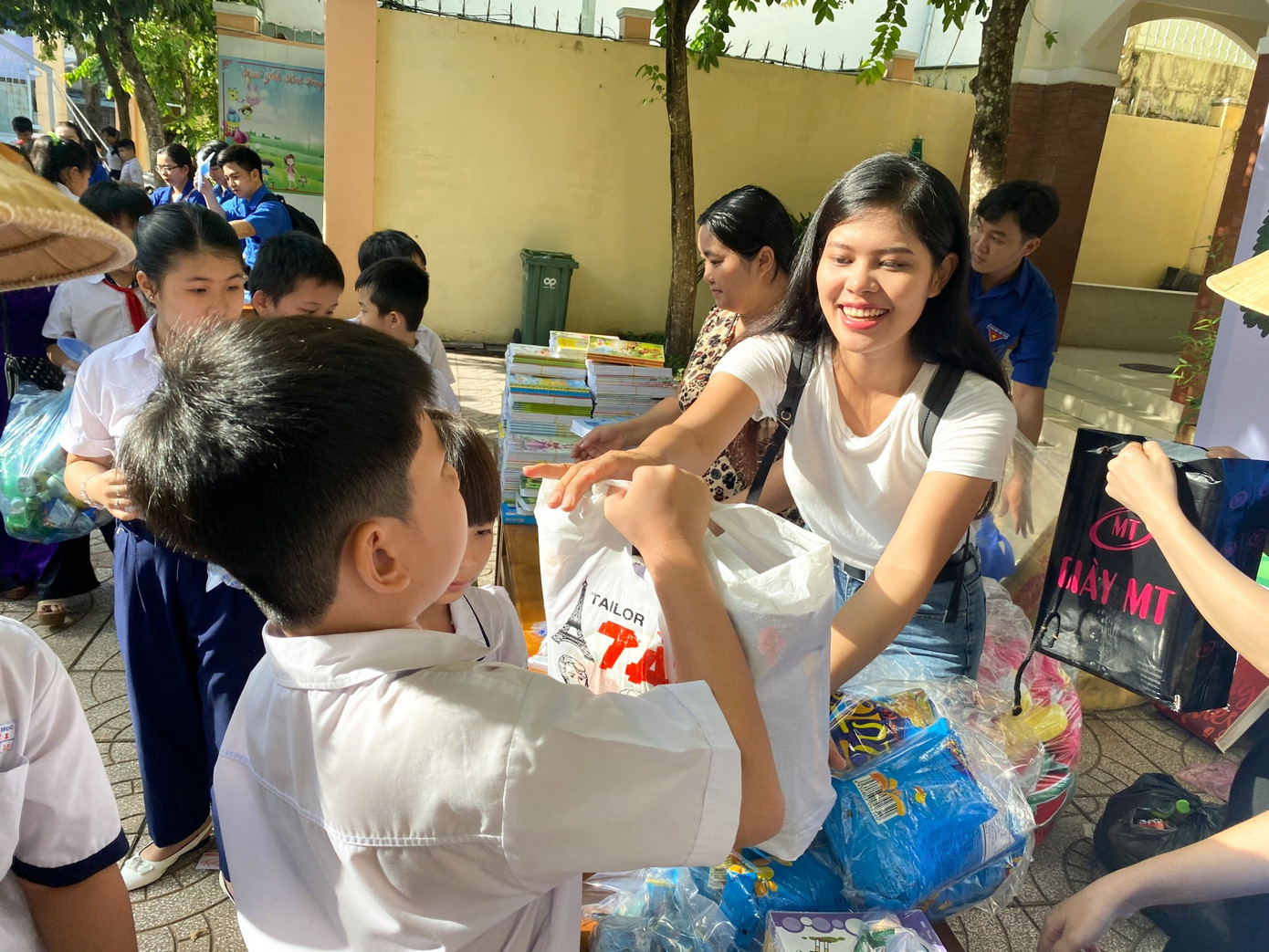 Nữ sinh du lịch Cần Thơ muốn mang vẻ đẹp đất nước đến với bạn bè thế giới ảnh 9