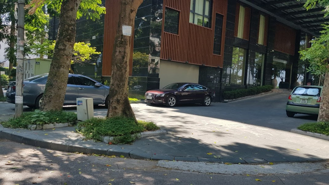 Cận cảnh biệt thự đô thị mẫu Hà Nội 'đua nhau' thay cây xanh, lát vỉa hè sai quy hoạch ảnh 17