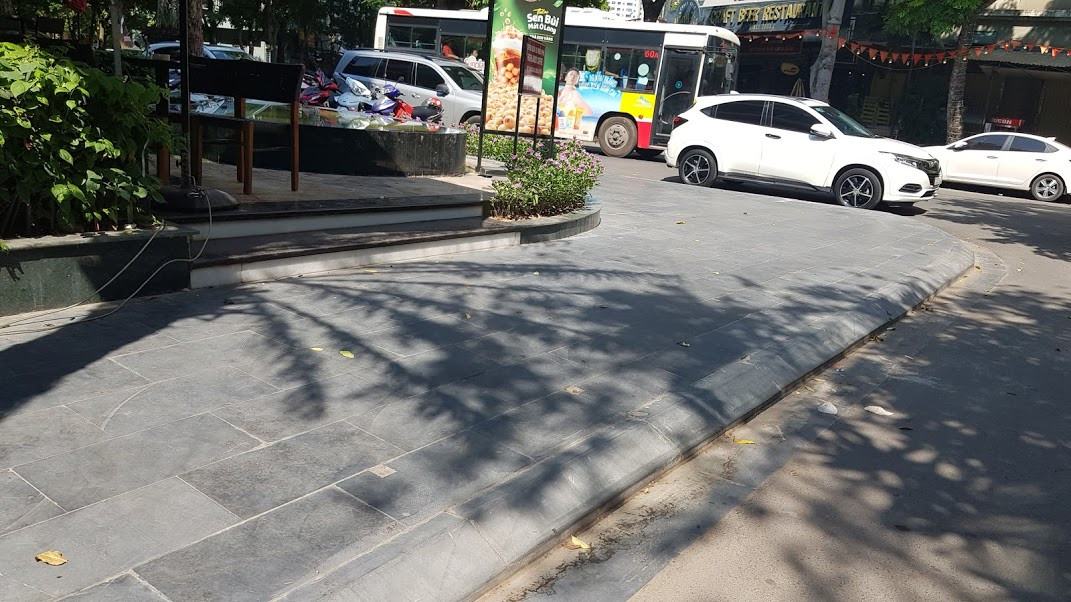 Cận cảnh biệt thự đô thị mẫu Hà Nội 'đua nhau' thay cây xanh, lát vỉa hè sai quy hoạch ảnh 14