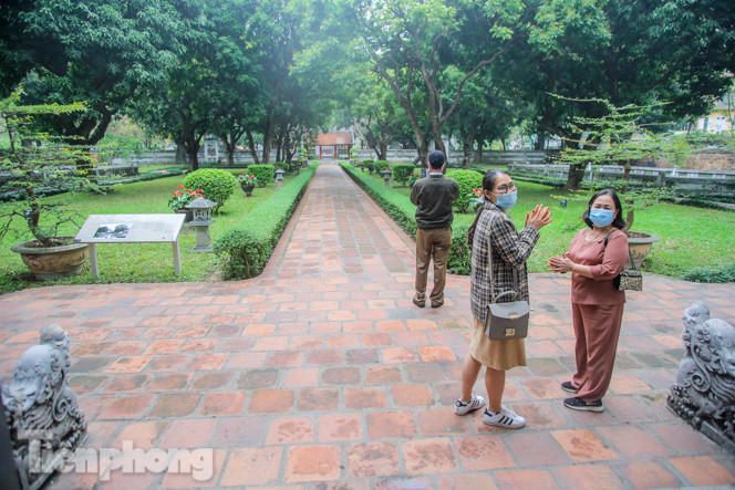 Di tích, đền chùa Hà Nội vắng lặng trong ngày mở lại ảnh 7