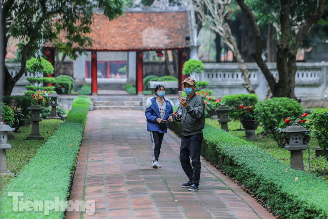 Di tích, đền chùa Hà Nội vắng lặng trong ngày mở lại ảnh 8