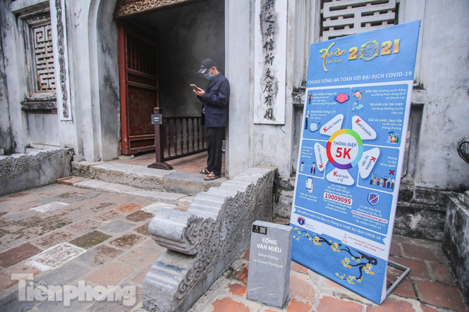 Di tích, đền chùa Hà Nội vắng lặng trong ngày mở lại ảnh 2