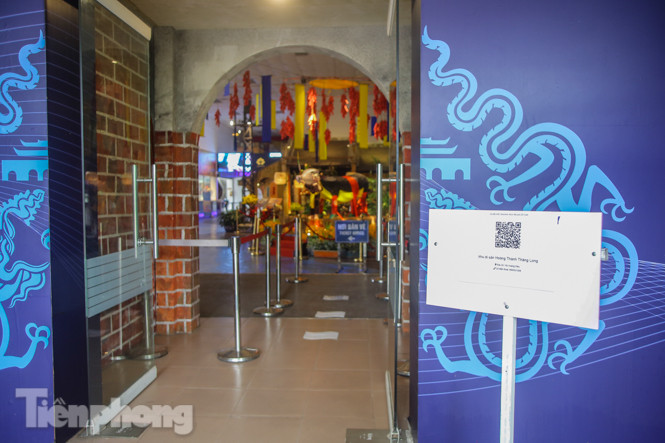 Di tích, đền chùa Hà Nội vắng lặng trong ngày mở lại ảnh 13