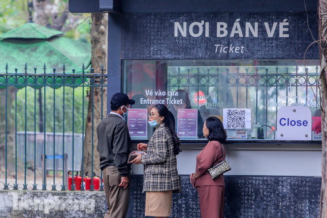 Di tích, đền chùa Hà Nội vắng lặng trong ngày mở lại ảnh 3