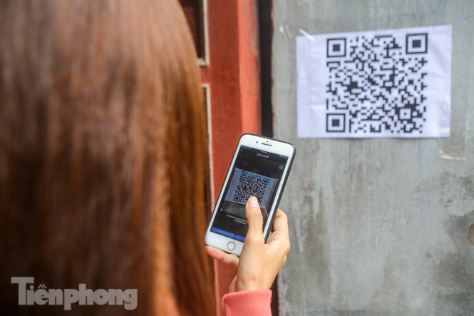 Di tích, đền chùa Hà Nội vắng lặng trong ngày mở lại ảnh 6