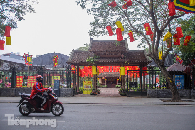 Di tích, đền chùa Hà Nội vắng lặng trong ngày mở lại ảnh 9
