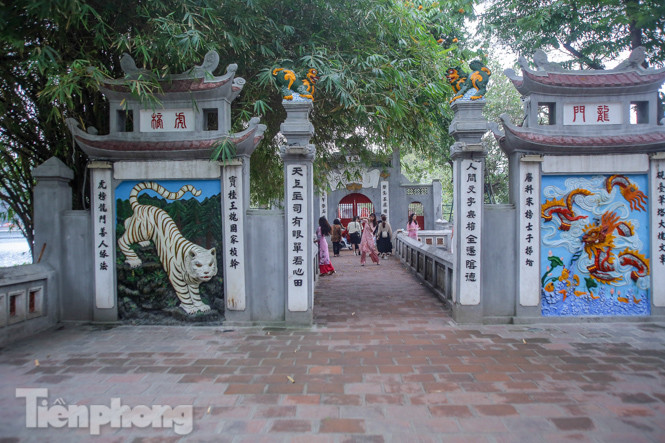 Di tích, đền chùa Hà Nội vắng lặng trong ngày mở lại ảnh 17