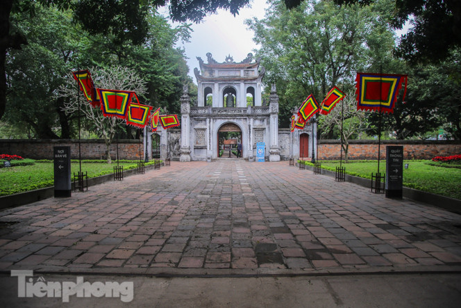 Di tích, đền chùa Hà Nội vắng lặng trong ngày mở lại ảnh 1