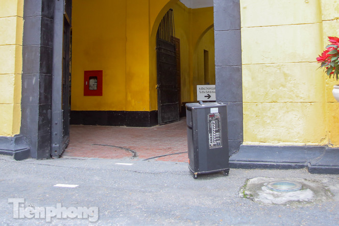 Di tích, đền chùa Hà Nội vắng lặng trong ngày mở lại ảnh 16