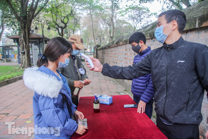 Di tích, đền chùa Hà Nội vắng lặng trong ngày mở lại ảnh 4