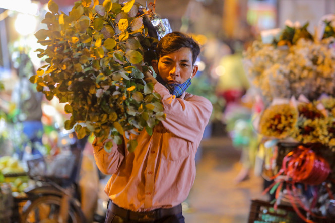 Chợ hoa lớn nhất Hà Nội tấp nập trước ngày 8/3 ảnh 8