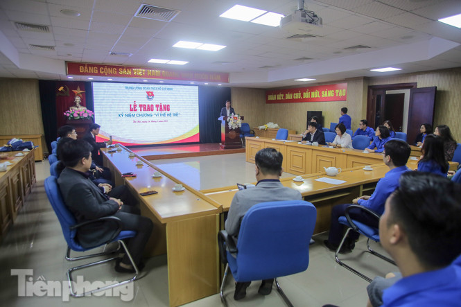 Trao Kỷ niệm chương 'Vì thế hệ trẻ' cho đồng chí Hà Ban ảnh 1