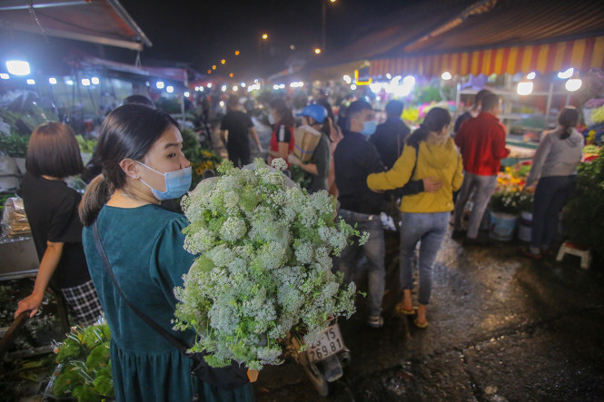 Chợ hoa lớn nhất Hà Nội tấp nập trước ngày 8/3 ảnh 15