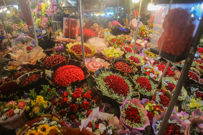 Chợ hoa lớn nhất Hà Nội tấp nập trước ngày 8/3 ảnh 17