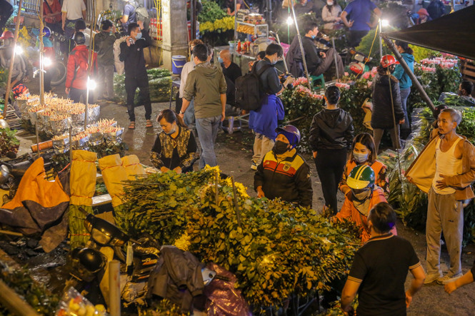 Chợ hoa lớn nhất Hà Nội tấp nập trước ngày 8/3 ảnh 1