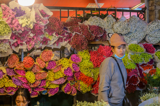 Chợ hoa lớn nhất Hà Nội tấp nập trước ngày 8/3 ảnh 10