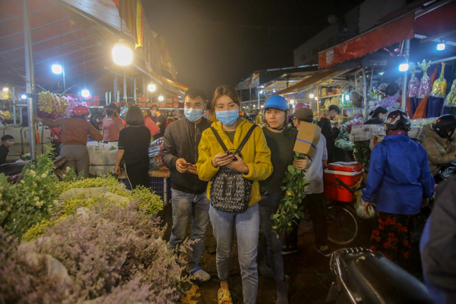 Chợ hoa lớn nhất Hà Nội tấp nập trước ngày 8/3 ảnh 13