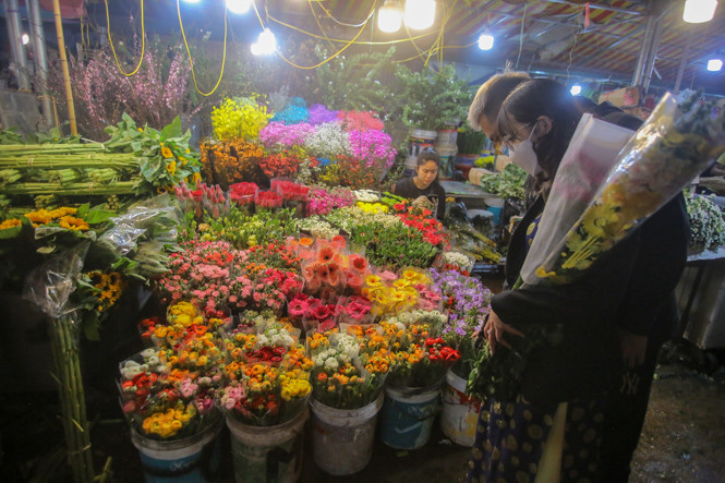 Chợ hoa lớn nhất Hà Nội tấp nập trước ngày 8/3 ảnh 16