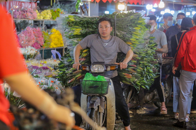 Chợ hoa lớn nhất Hà Nội tấp nập trước ngày 8/3 ảnh 11
