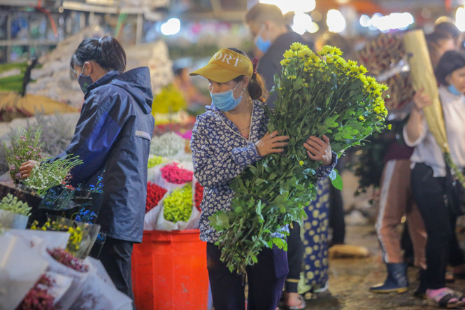 Chợ hoa lớn nhất Hà Nội tấp nập trước ngày 8/3 ảnh 9