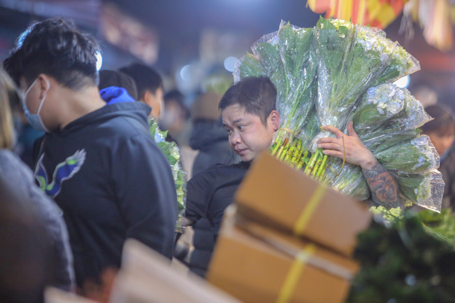 Chợ hoa lớn nhất Hà Nội tấp nập trước ngày 8/3 ảnh 12