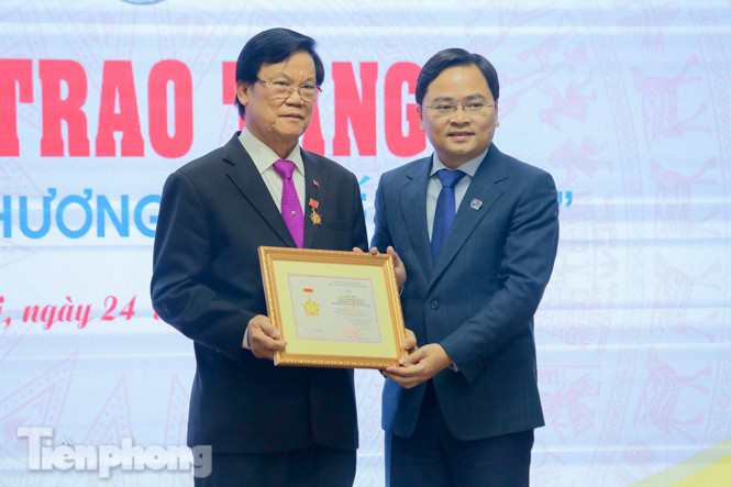 Trao Kỷ niệm chương 'Vì thế hệ trẻ' cho đồng chí Hà Ban ảnh 4
