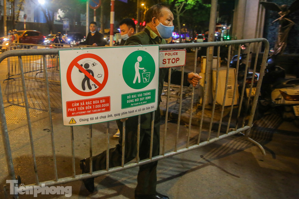 Người dân đổ về phố đi bộ Hồ Gươm ngày đầu mở cửa trở lại ảnh 2