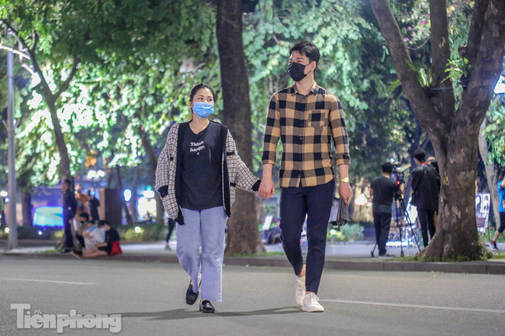 Người dân đổ về phố đi bộ Hồ Gươm ngày đầu mở cửa trở lại ảnh 17