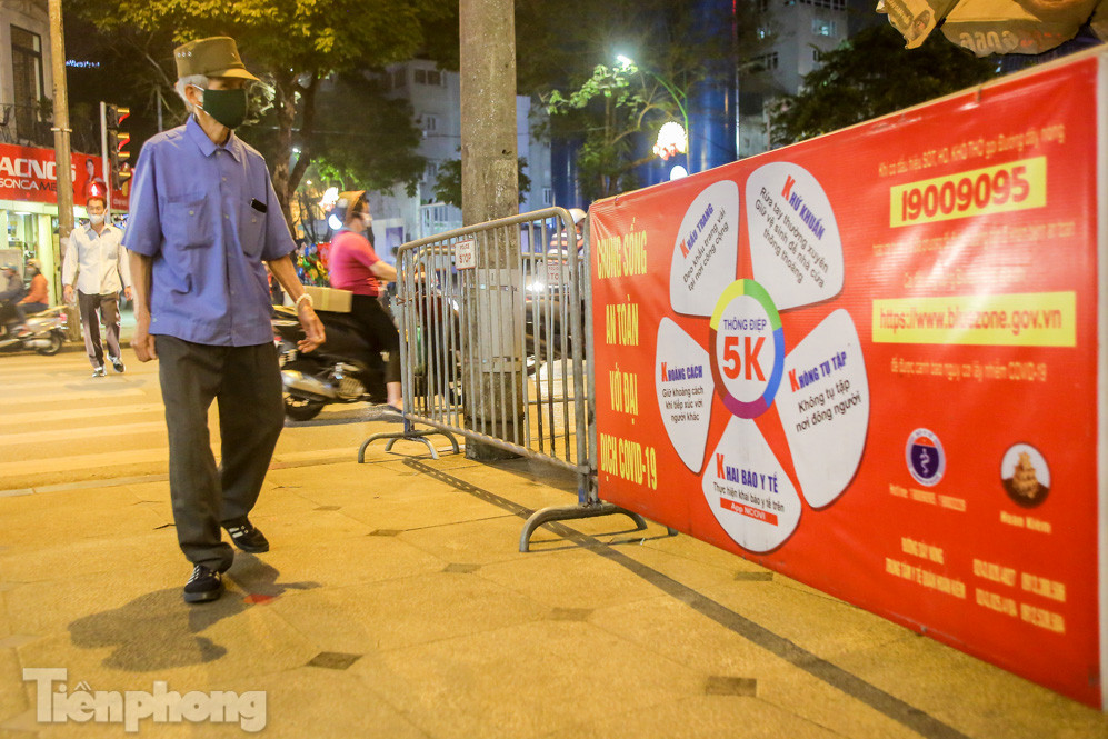 Người dân đổ về phố đi bộ Hồ Gươm ngày đầu mở cửa trở lại ảnh 7