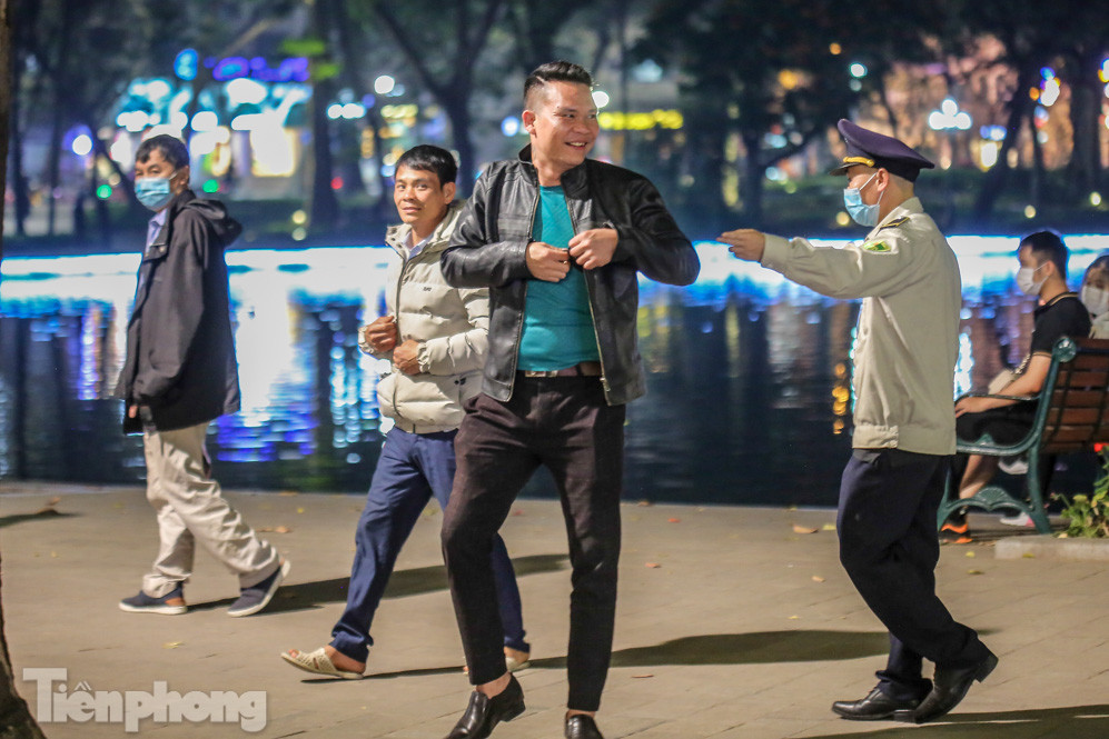 Người dân đổ về phố đi bộ Hồ Gươm ngày đầu mở cửa trở lại ảnh 11