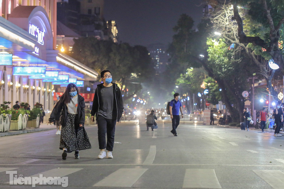 Người dân đổ về phố đi bộ Hồ Gươm ngày đầu mở cửa trở lại ảnh 8