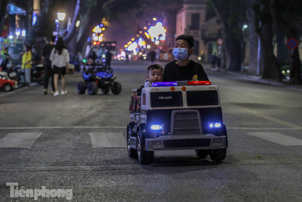 Người dân đổ về phố đi bộ Hồ Gươm ngày đầu mở cửa trở lại ảnh 14