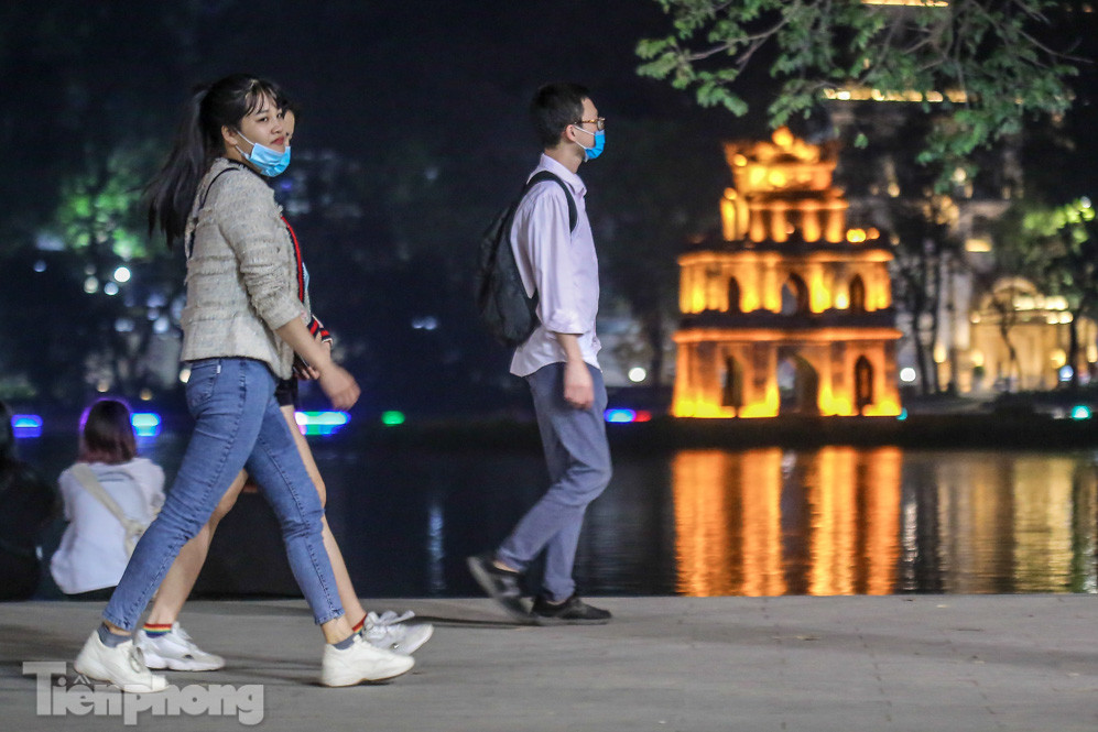 Người dân đổ về phố đi bộ Hồ Gươm ngày đầu mở cửa trở lại ảnh 16