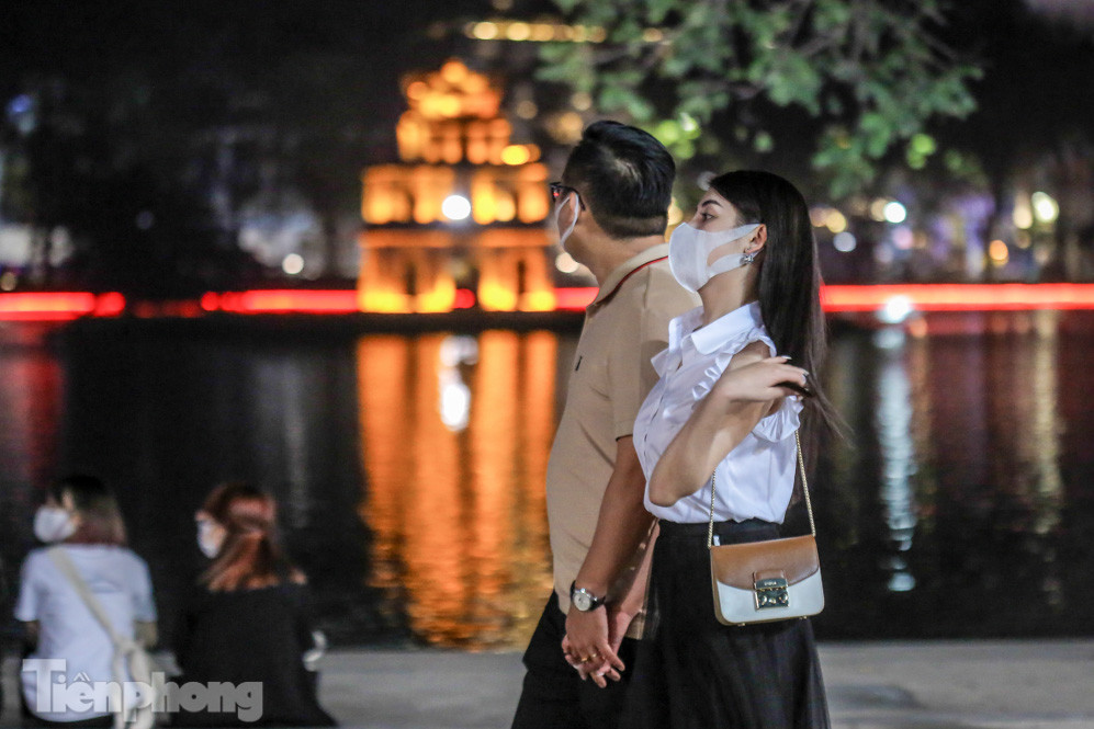 Người dân đổ về phố đi bộ Hồ Gươm ngày đầu mở cửa trở lại ảnh 12