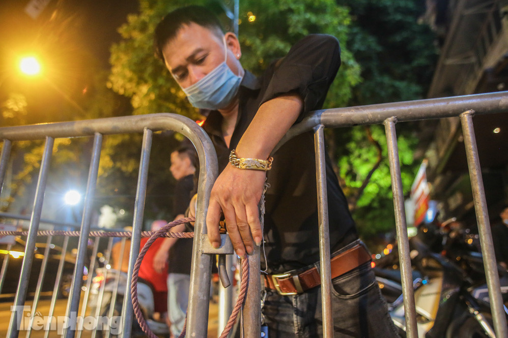 Người dân đổ về phố đi bộ Hồ Gươm ngày đầu mở cửa trở lại ảnh 4