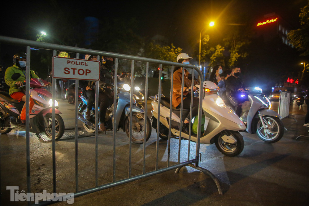 Người dân đổ về phố đi bộ Hồ Gươm ngày đầu mở cửa trở lại ảnh 1