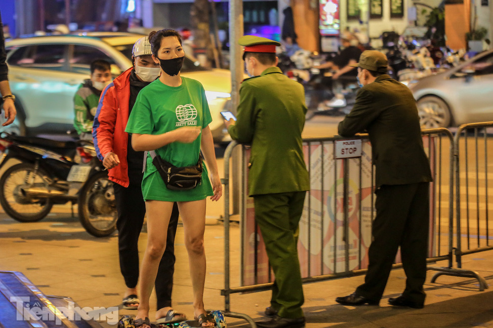 Người dân đổ về phố đi bộ Hồ Gươm ngày đầu mở cửa trở lại ảnh 5