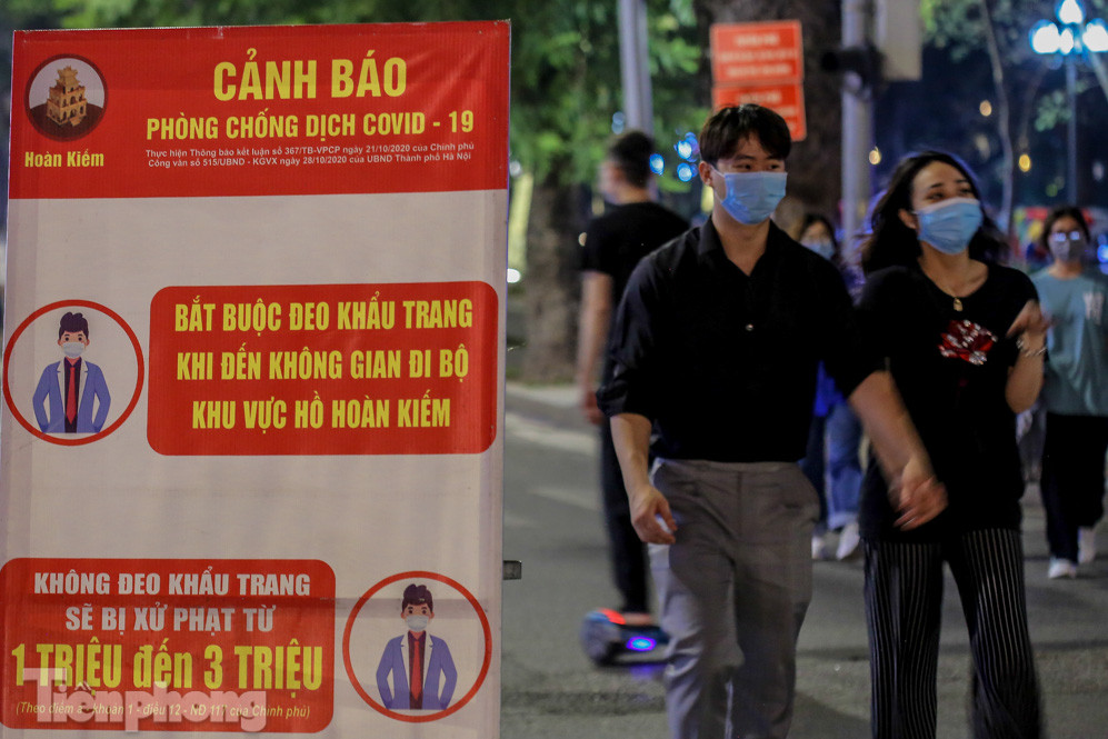 Người dân đổ về phố đi bộ Hồ Gươm ngày đầu mở cửa trở lại ảnh 10