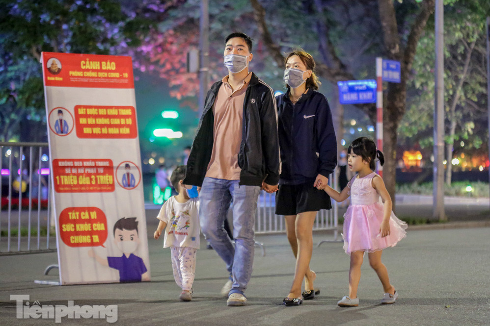 Người dân đổ về phố đi bộ Hồ Gươm ngày đầu mở cửa trở lại ảnh 9