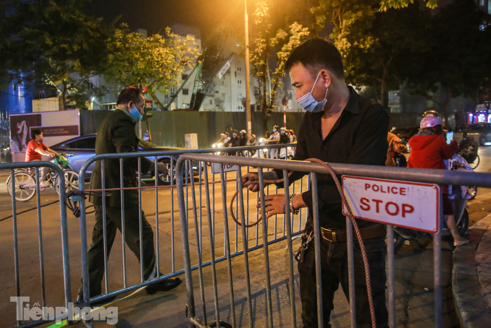 Người dân đổ về phố đi bộ Hồ Gươm ngày đầu mở cửa trở lại ảnh 3