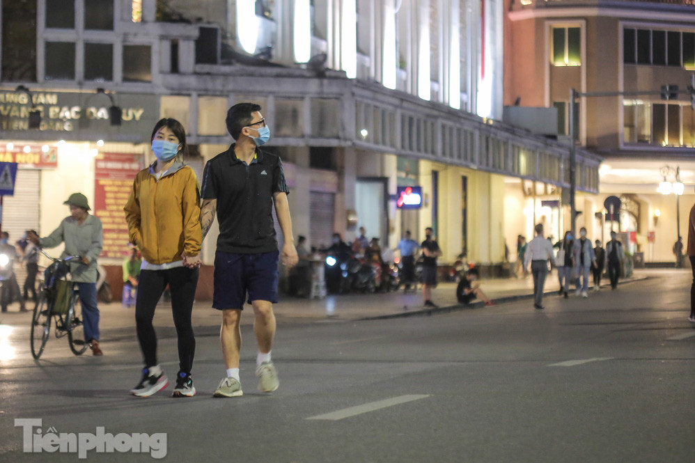 Người dân đổ về phố đi bộ Hồ Gươm ngày đầu mở cửa trở lại ảnh 13