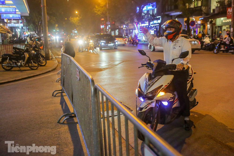 Người dân đổ về phố đi bộ Hồ Gươm ngày đầu mở cửa trở lại ảnh 6