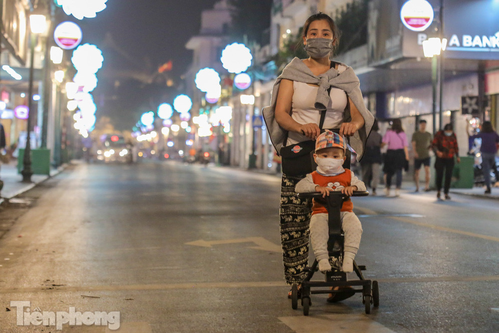 Người dân đổ về phố đi bộ Hồ Gươm ngày đầu mở cửa trở lại ảnh 18